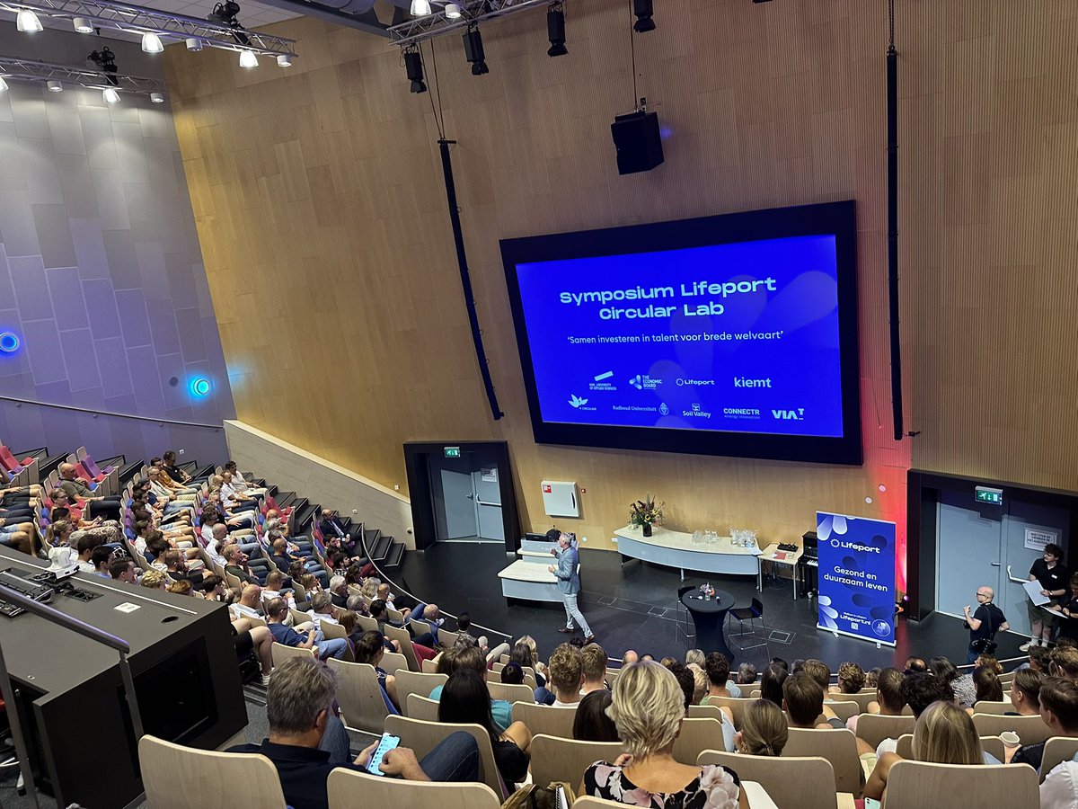 Het symposium Lifeport Circular Lab dat we samen met <a href="/StichtingKiemt/">Kiemt</a> en <a href="/economicboard/">The Economic Board Regio Arnhem Nijmegen</a> organiseren, gaat van start in het <a href="/HANnl/">HAN University of Applied Sciences (HAN)</a> auditorium vol studenten, ondernemers, overheden en kennisinstellingen #lifeport #talent  #circulair