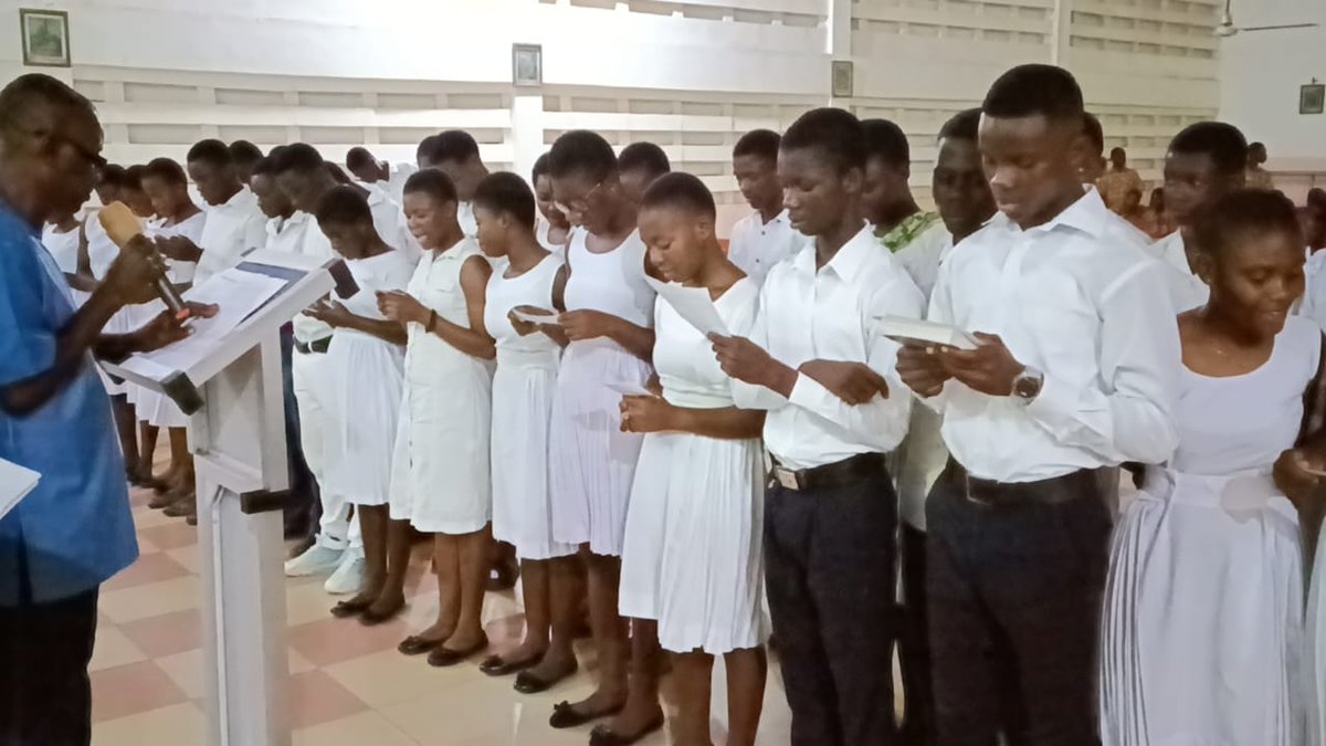 GreatampasSHS's tweet photo. On 16th August,an induction ceremony was held for the newly elected prefect
It was held at the Roman catholic church auditorium,at exactly 6pm Rev Adu Poku was the guest speaker
The Headmaster together with his management members and the staff were present to grace the occasion. https://t.co/NGFqzQbuNi