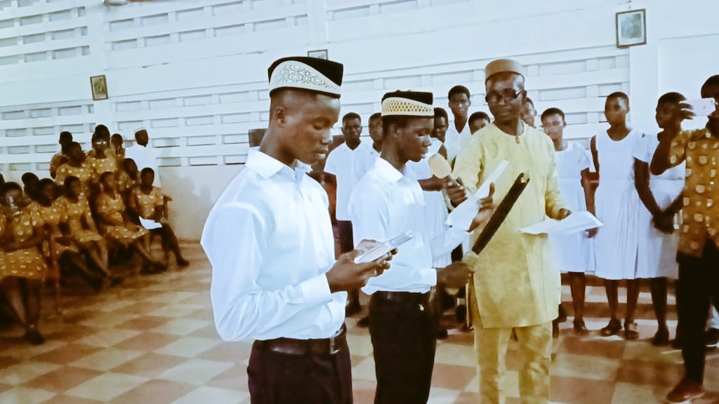 GreatampasSHS's tweet photo. On 16th August,an induction ceremony was held for the newly elected prefect
It was held at the Roman catholic church auditorium,at exactly 6pm Rev Adu Poku was the guest speaker
The Headmaster together with his management members and the staff were present to grace the occasion. https://t.co/NGFqzQbuNi