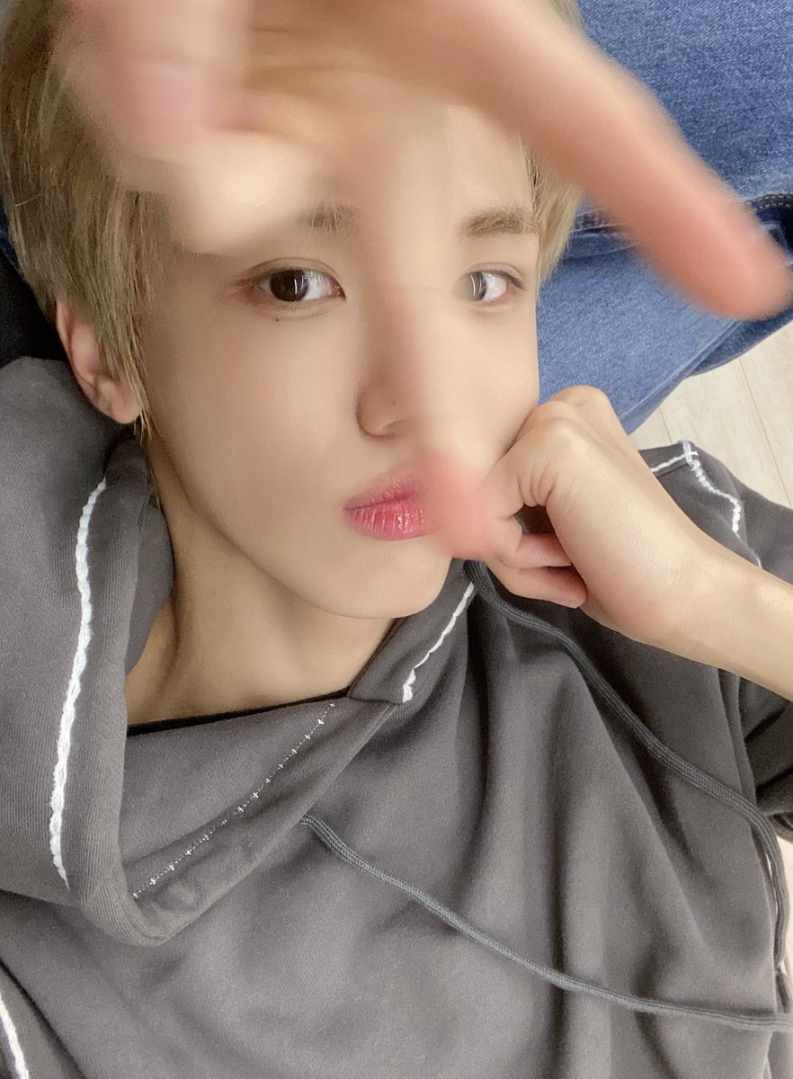 CRAVITY_twt's tweet photo. 누구 손이징 냥냥🐱
#성민 https://t.co/PL4mhVUSsP