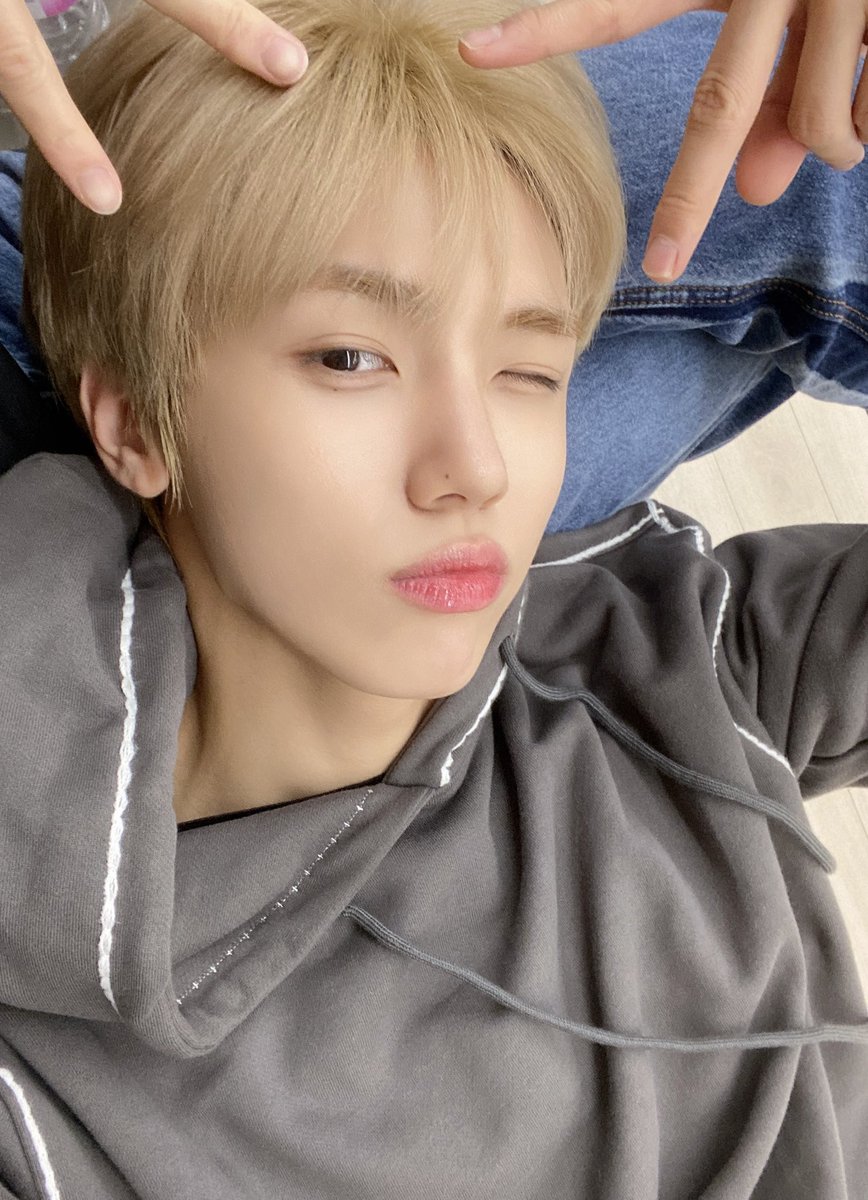 CRAVITY_twt's tweet photo. 누구 손이징 냥냥🐱
#성민 https://t.co/PL4mhVUSsP