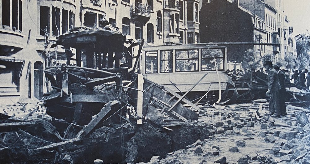 STIBMIVB's tweet photo. Op 7 september 1943, vandaag exact 80 jaar geleden, viseert een geallieerd bombardement Elsene, Evere en Etterbeek. 

De bommen raken helaas ook burgers. De tol is verschrikkelijk: er vallen in totaal bijna 300 doden, waarvan 20 in 3 trams van de Tramway Bruxellois. Onder hen vooral reizigers, maar ook een bestuurder en een ontvanger. Vandaag willen we alle slachtoffers herdenken.

Meer weten over de impact van WO II op het Brusselse tramnet? Luister naar onze podcastaflevering 🎧➡️ https://t.co/ydPoBXJWnN #mivb