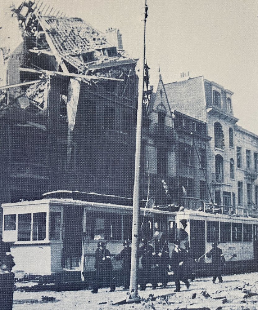 STIBMIVB's tweet photo. Op 7 september 1943, vandaag exact 80 jaar geleden, viseert een geallieerd bombardement Elsene, Evere en Etterbeek. 

De bommen raken helaas ook burgers. De tol is verschrikkelijk: er vallen in totaal bijna 300 doden, waarvan 20 in 3 trams van de Tramway Bruxellois. Onder hen vooral reizigers, maar ook een bestuurder en een ontvanger. Vandaag willen we alle slachtoffers herdenken.

Meer weten over de impact van WO II op het Brusselse tramnet? Luister naar onze podcastaflevering 🎧➡️ https://t.co/ydPoBXJWnN #mivb