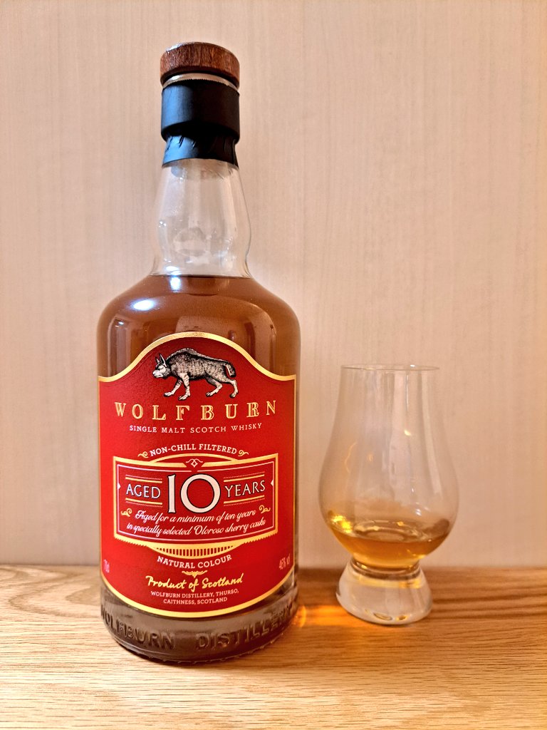 gallchno's tweet photo. ウルフバーン10年
香りはヘーゼルナッツ、ミルクチョコレート、メロン、ミント、青めのリンゴ、焦がし砂糖、少しゴム、はちみつ漬けの生姜。
口に含むとまず麦の甘みを感じ、少しのオイリーさ、最後まで滑らかに甘く香ばしいナッツ感、尻切れの良い余韻にビターなカカオが残る。
#wolfburn10 #TWLC https://t.co/8HD9tsACvx