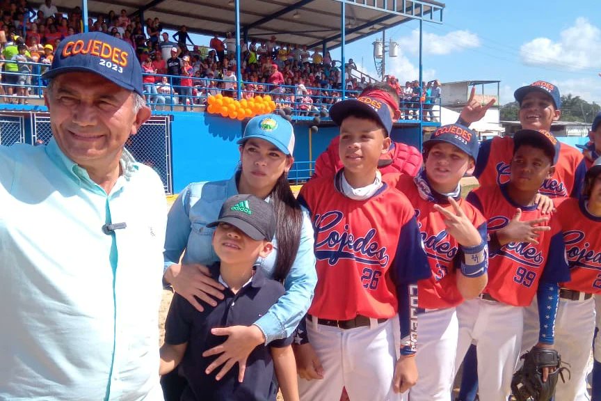 El Gobernador <a href="/albertogalindez/">Alberto Galindez</a> inauguró la quincuagésima tercera edición del Campeonato Nacional Infantil de Béisbol de la Corporación Criollitos de Venezuela, evento que se extenderá hasta el 15 de septiembre en los estadios de Tinaquillo, Lima Blanco y Tinaco.