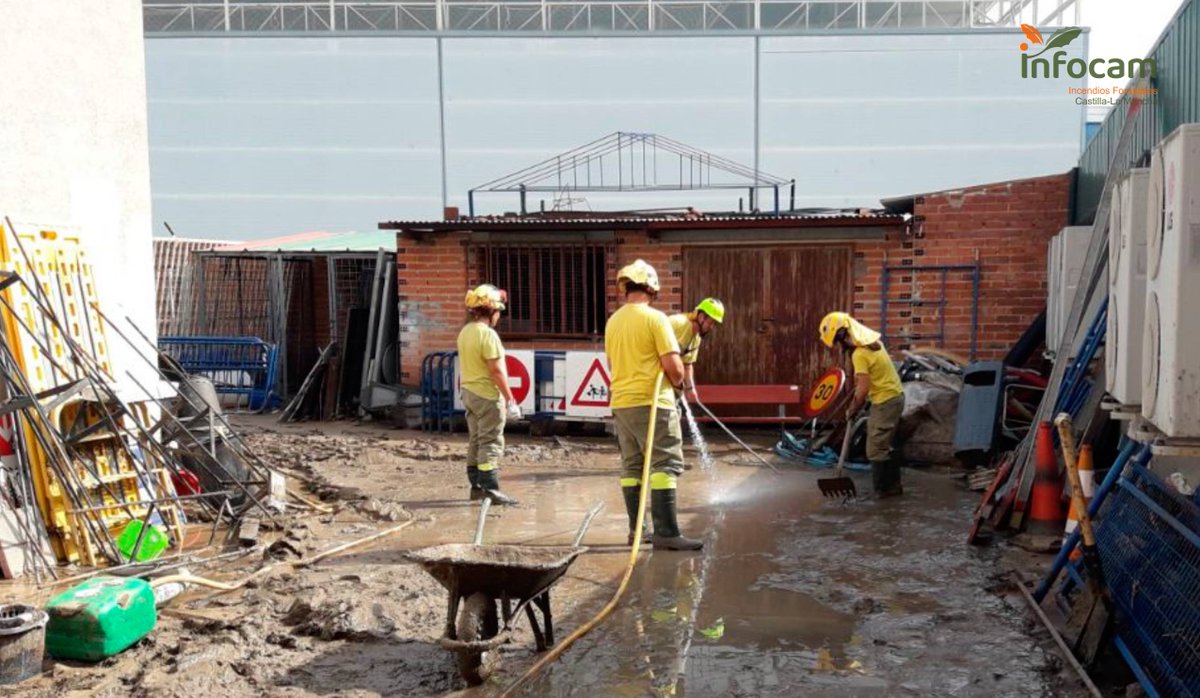 Plan_INFOCAM's tweet photo. Nueva jornada de movilización del  @Plan_INFOCAM de @gobjccm para colaborar en las labores de achique de agua y retirada de lodo en municipios de #Toledo, #Cuenca y #CiudadReal por el paso de la #DANA y sus consecuencias https://t.co/EgW9UQjbC1