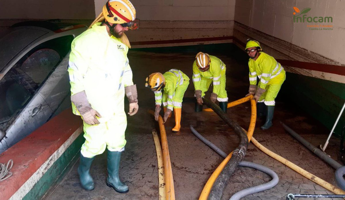 Plan_INFOCAM's tweet photo. Nueva jornada de movilización del  @Plan_INFOCAM de @gobjccm para colaborar en las labores de achique de agua y retirada de lodo en municipios de #Toledo, #Cuenca y #CiudadReal por el paso de la #DANA y sus consecuencias https://t.co/EgW9UQjbC1