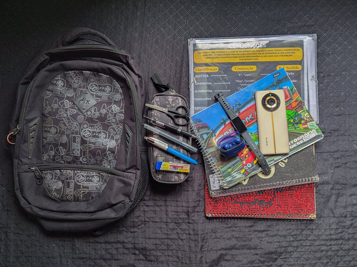 davi_hcrosa's tweet photo. Here is a high school student's backpack.

My favorite subject is arts, because we can work with photography too!
And nothing better than a machine called "realme 11 Pro+" to accompany me in my photos.

#realmeChallenge #UnpackYourPack

@realmeglobal https://t.co/lnpK88CnLC