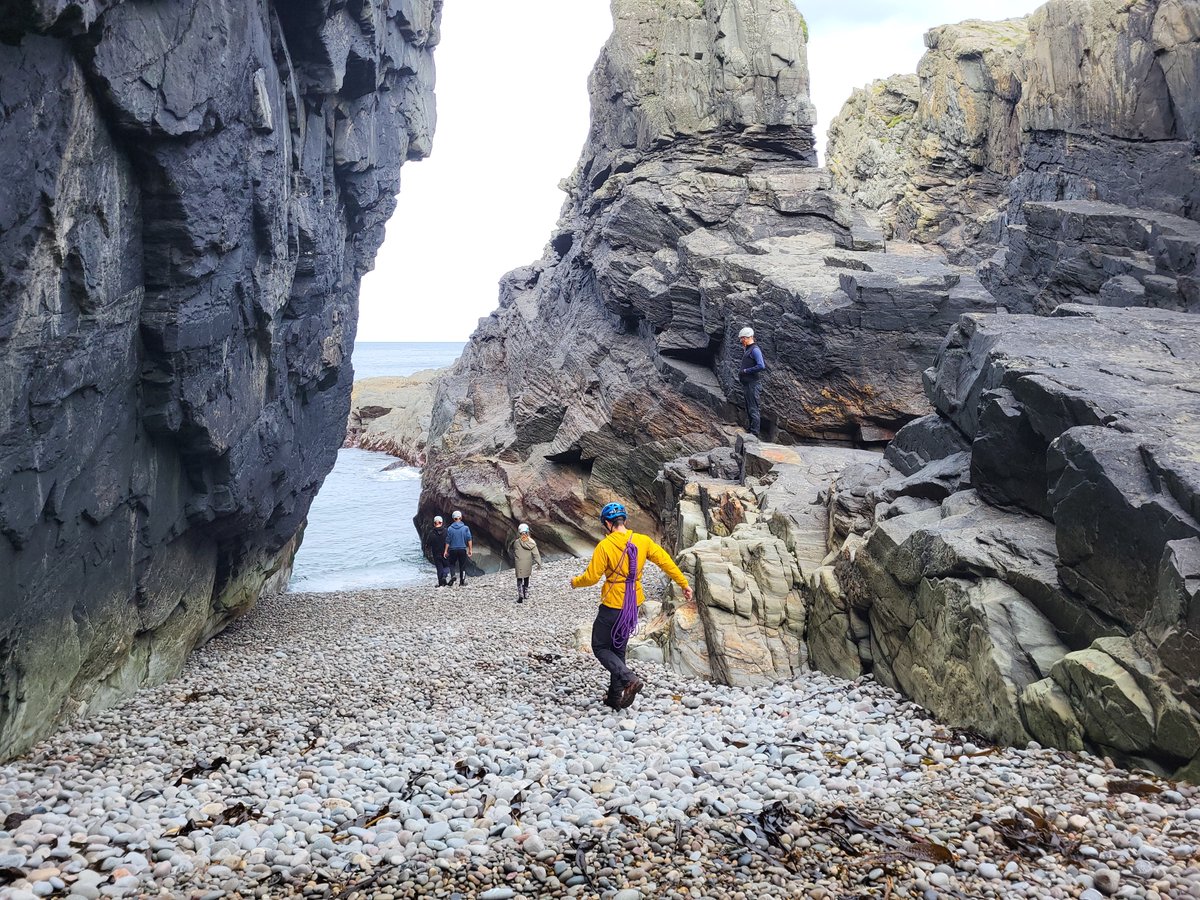 Sùil air ais air seachdain shònraichte an Ìle ghorm an fheòir! 

A' seòladh shuas Loch na Dàla (Loch Indaal) gu Port Sgioba agus a' riagail timcheall uamhan, creagan, cladaichean is tràighean àlainn Sànaig Mhòr.