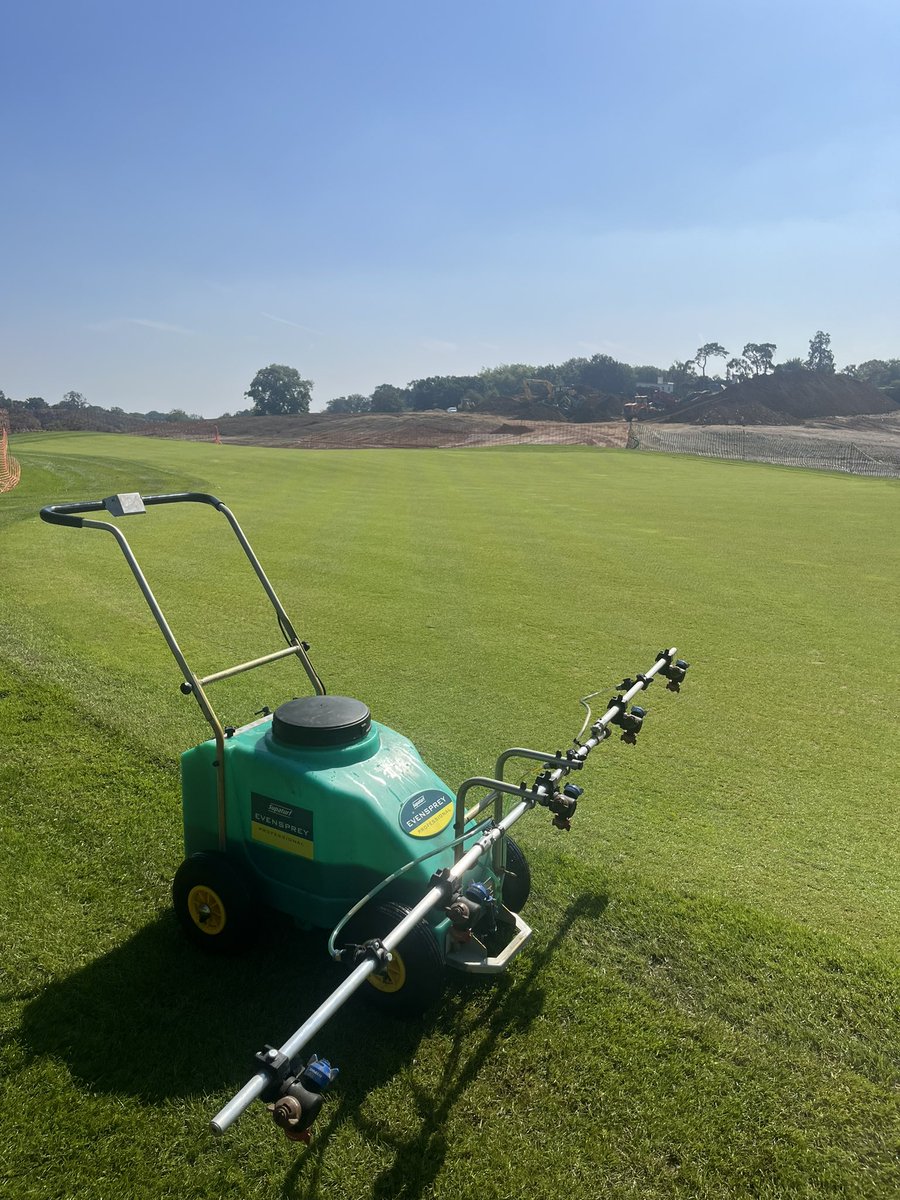 leebishcmbbgc's tweet image. New short game area coming on nicely @BurnhamBgolf  @avoncropamenity @consolidateTurf  @MtnView_Seeds @GreasleyGolf @MGTurf great little sprayer the Supaturf Evenspray👌🏻