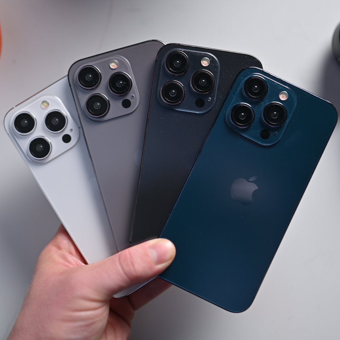 Esta es la nueva paleta de colores de los #iPhone15 y #iPhone15PRO 

Para la gama PRO han apostado por colores más sobrios ¡El gris me encanta y se vendrá para casa!

Para la gama 15 y 15 Plus han apostado por colores pastel. Me gusta  el azul y el rosa

¿Os gustan? #apple
