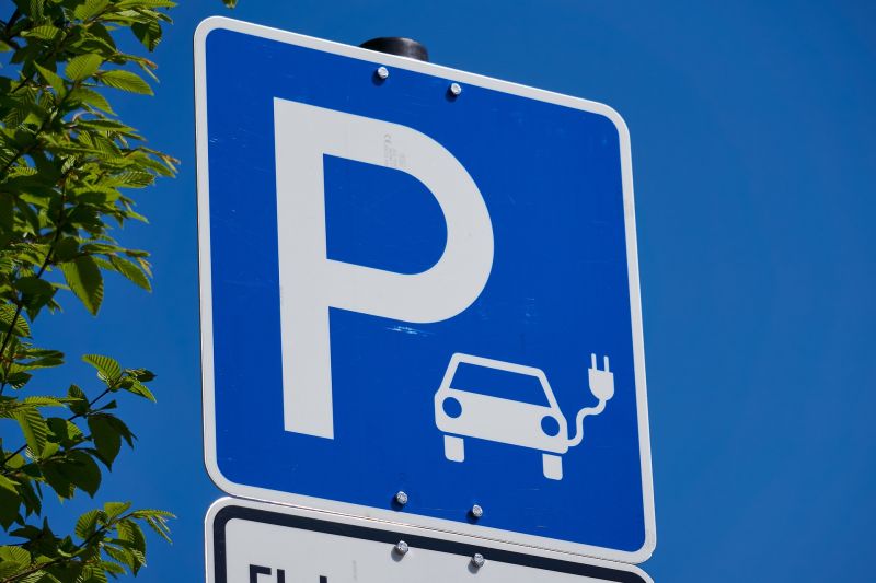 GTAI_de's tweet photo. Auf der diesjährigen #IAA ist die #Elektromobilität ⚡️🚗 das wichtigste Thema überhaupt. Doch wie sieht es eigentlich in anderen Ländern aus? Hier geht es zu unserer Übersicht mit einer Auswahl an Ländern: https://t.co/eKkFXd9P0i https://t.co/ipxNBUgO08