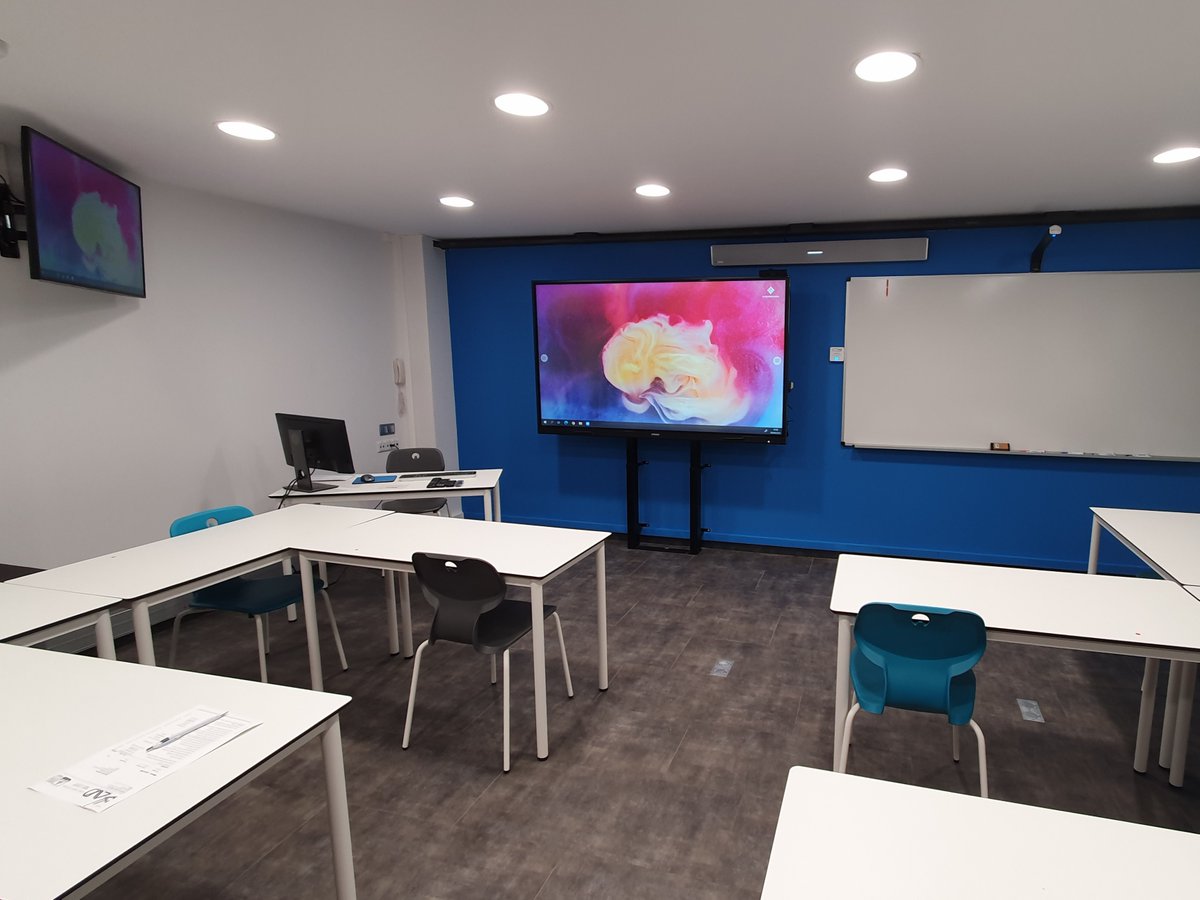 AVD_Pro's tweet photo. 🟢 Diseñamos esta aula 100% digital en el @UB_IL3  para clases de máster y posgrado.

¿Qué instalamos en la sala?
▶️ Monitor de gran formato
▶️ Sistema de elevación para el soporte audiovisual
▶️ Microfonía y cámaras inteligentes
▶️ Pizarra digital

💻 https://t.co/SnK6zuQ33Q https://t.co/JOlIQDVrkg