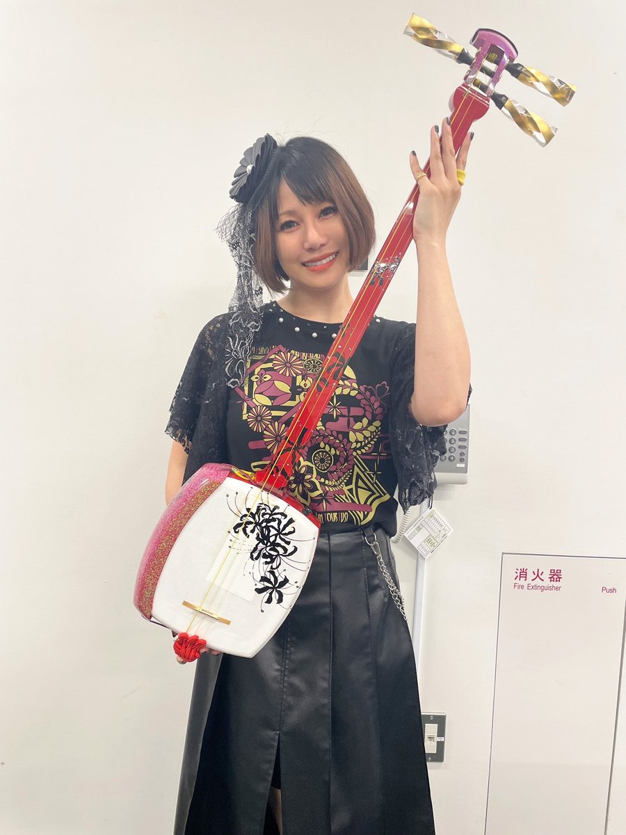 benina1225's tweet photo. 東京公演ありがとうございました！！
楽曲Lycorisで使っている漆塗りのリコリス、ライブでは初お披露目ということでシレッっと撮影OKの「愛に誉れ」と「星の如く」で弾かせて頂きました！！これからリコリスちゃんは台湾へ向かうそうです。お楽しみに。 https://t.co/CZqzDvh7yn
