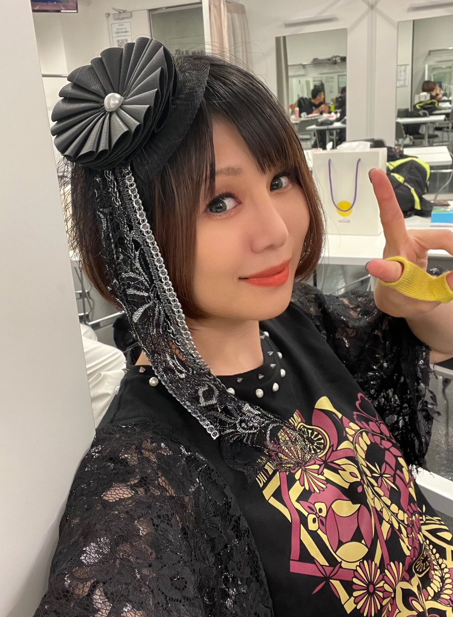 benina1225's tweet photo. 東京公演ありがとうございました！！
楽曲Lycorisで使っている漆塗りのリコリス、ライブでは初お披露目ということでシレッっと撮影OKの「愛に誉れ」と「星の如く」で弾かせて頂きました！！これからリコリスちゃんは台湾へ向かうそうです。お楽しみに。 https://t.co/CZqzDvh7yn