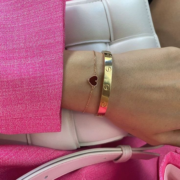 untitledallure's tweet photo. Van cleef heart shaped bracelet https://t.co/stqlpjZwxC