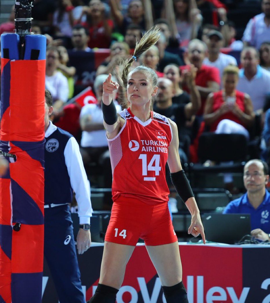 Yeniçağ Gazetesi, Şerafettin Tilki haberi: Avrupa Şampiyonu Filenin Sultanları’na, Voleybol Federasyonu Başkanı, prim vereceklerini ve ne kadar prim istediklerini sordu. A Milli Kadın Voleybol Takımı kaptanı Eda Erdem: “Atatürk’ün sporcu kızları, ülkesi adına kazandıkları…