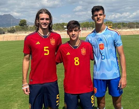 invsport's tweet photo. Semana de entrenamientos con 🇪🇦 sub19. @sefutbol
Yarek,  @_edgar05_ y @chemaandres6
#invsportplayer #sefutbol #rfef #España #sub19 #fútbol #pasoapaso #disfrutando https://t.co/T5r8eoB8WB
