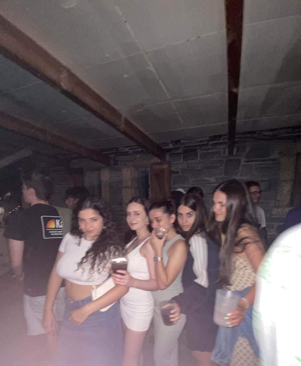 cayeegf's tweet photo. Echaba de menos Coruña, pero a ellas las voy a echar mucho más de menos 💖 https://t.co/yJf0faPyOq