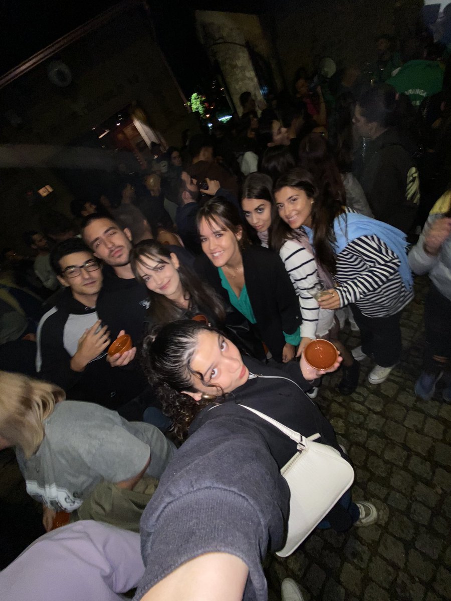 cayeegf's tweet photo. Echaba de menos Coruña, pero a ellas las voy a echar mucho más de menos 💖 https://t.co/yJf0faPyOq