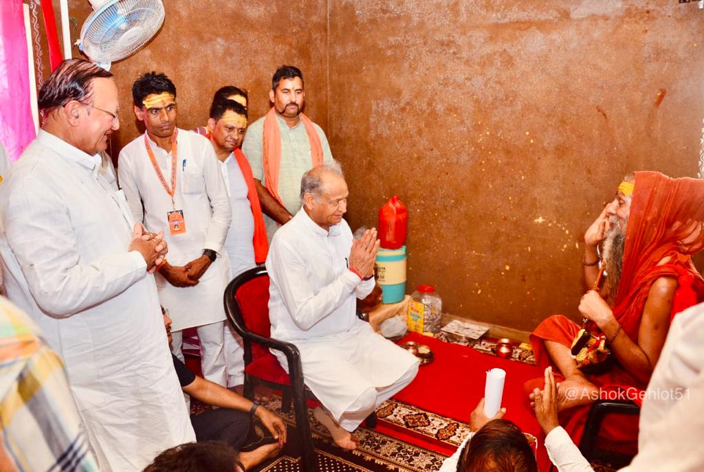 ashokgehlot51's tweet photo. आज लोक आस्था के पवित्र केंद्र श्री अनगढ़ बावजी मन्दिर में दर्शन का पुण्यलाभ प्राप्त हुआ। इस सात्विक परिवेश में लोकमंगल हेतु प्रार्थना की। https://t.co/oeMIqiAdqh