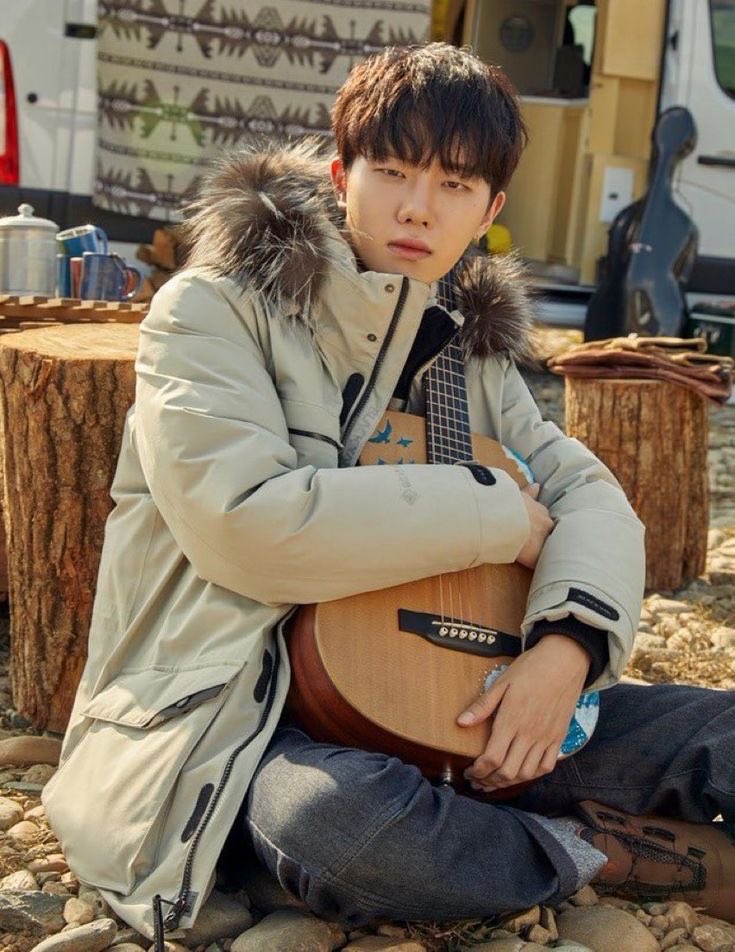 zzangsangmeow's tweet photo. 현상이가 새 기타 샀다고 자랑하���래
내가 기타 좀 보자며 막 이상하게 치니까
도로 뺏어서 다시는 기타 안빌려줄 것 같은 표정을 짓는 햐현상의 모습같음 https://t.co/nhhBRDkt5t