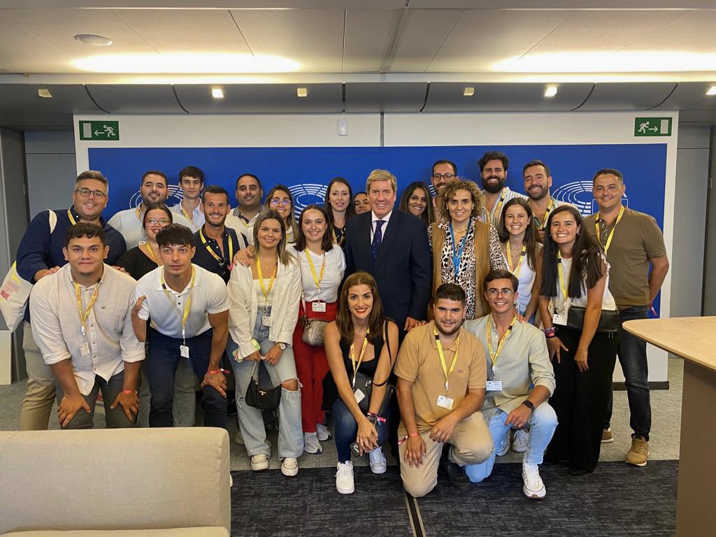 EPPGroup's tweet photo. #EPP4Youth Week is ending, but we can’t get enough of our participants, and neither can our MEPs.

@mgracacarvalho, @GabrielMatoA, @DolorsMM, @LjudmilaNovak and @TFrankowski21 were very well accompanied this week!

👀⬇️ https://t.co/oHsnIE7WWN