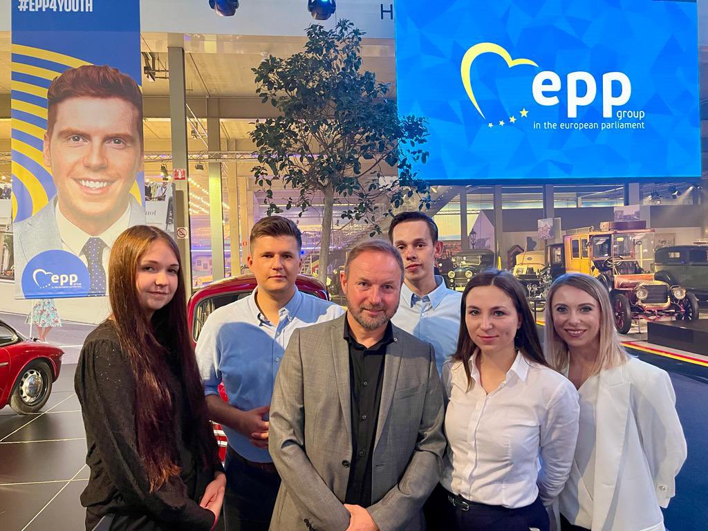 EPPGroup's tweet photo. #EPP4Youth Week is ending, but we can’t get enough of our participants, and neither can our MEPs.

@mgracacarvalho, @GabrielMatoA, @DolorsMM, @LjudmilaNovak and @TFrankowski21 were very well accompanied this week!

👀⬇️ https://t.co/oHsnIE7WWN