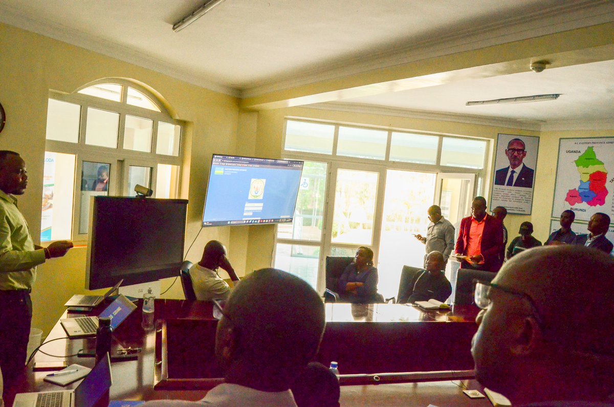 RwandaEast's tweet photo. Aba bayobozi banasuye icyumba cy'amakuru cy'Intara gikoresha ikoranabuhanga "Eastern Province Digital Information Center" basobanurirwa imikorere y'iki cyumba kirimo amakuru yose areba ubuzima bw'Intara haba mu Bukungu, Imiyoborere myiza n'imibereho myiza. https://t.co/i31gGBDAsl