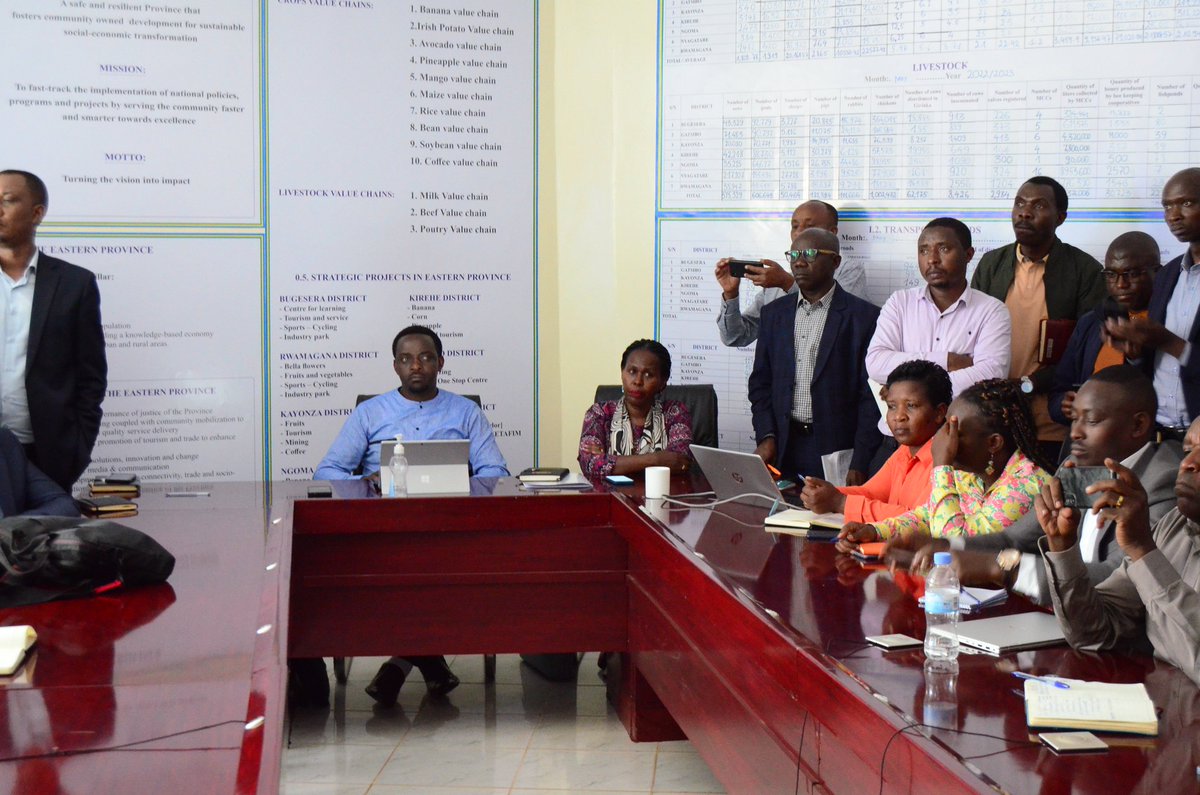 RwandaEast's tweet photo. Aba bayobozi banasuye icyumba cy'amakuru cy'Intara gikoresha ikoranabuhanga "Eastern Province Digital Information Center" basobanurirwa imikorere y'iki cyumba kirimo amakuru yose areba ubuzima bw'Intara haba mu Bukungu, Imiyoborere myiza n'imibereho myiza. https://t.co/i31gGBDAsl