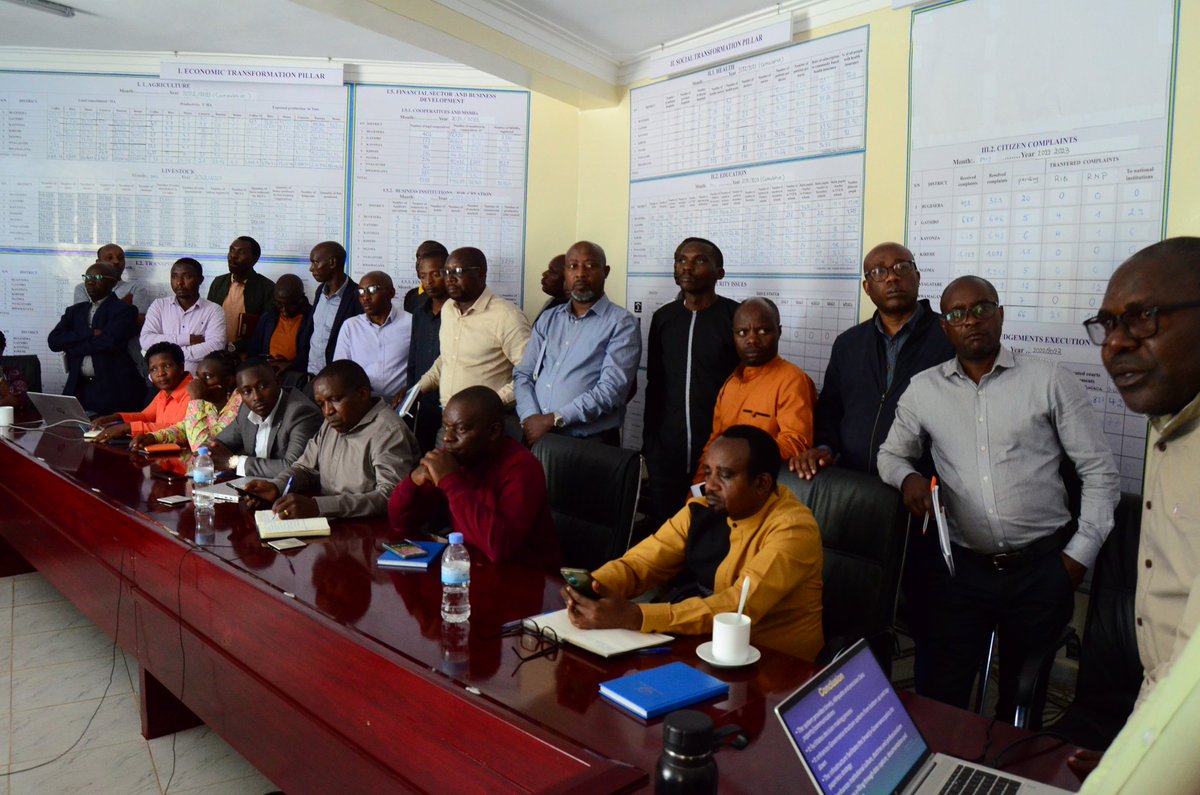 RwandaEast's tweet photo. Aba bayobozi banasuye icyumba cy'amakuru cy'Intara gikoresha ikoranabuhanga "Eastern Province Digital Information Center" basobanurirwa imikorere y'iki cyumba kirimo amakuru yose areba ubuzima bw'Intara haba mu Bukungu, Imiyoborere myiza n'imibereho myiza. https://t.co/i31gGBDAsl