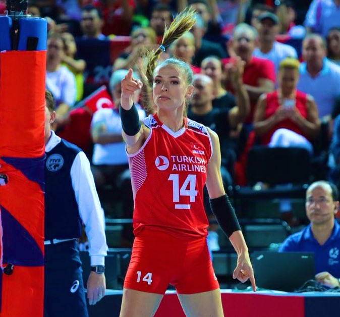 TurkcuPaylasim's tweet photo. 🗣️Voleybol Federasyon Başkanı Üstündağ'ın “ne kadar prim istediklerini” sorduğu kaptan Eda Erdem:

“Atatürk’ün sporcu kızları, ülkesi adına kazandıkları başarıyı pazarlık konusu yapmaz. Ne prim ister ne de başka özel bir şey. 85 milyona yaşattığımız mutluluk bize yeter!” https://t.co/13FrulcG5m