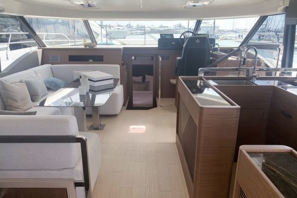 Prestige M48, tarifs et options incontournables pour la longue croisière 
👉 bateaux.com/article/44002/…