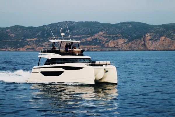 Essai de la Prestige M48, un catamaran à moteur pour vivre sur l'eau en famille 
👉 bateaux.com/article/43982/…