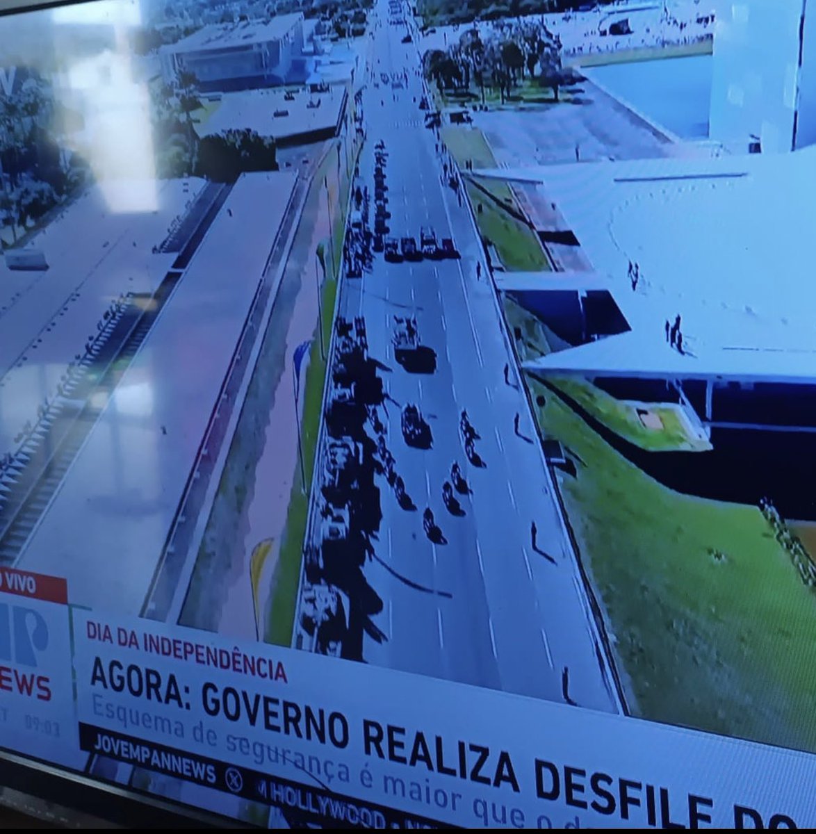 Vergonha alheia ! 

Janja achou que se vestindo de vermelho e fazendo o L no desfile estaria abafando e dando um recado. Na verdade foi Janja que não entendeu o recado. 

A deslumbrada desfilou para ninguém, num vazio sem fim, simplesmente porque é uma primeira dama sem povo, com