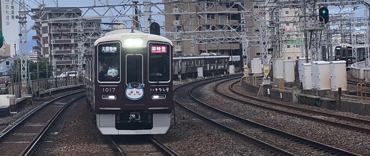 HankyuChikawa's tweet photo. ⚠️⚠️注意⚠️⚠️
ちいかわコラボ列車の車内ポスターの紛失が何件かおきています。
もし、そんなことがずっと続けば、運行をしなくなることがあるかもしれません...
盗まないでください！
もし、見掛けたりしたら乗務員又は駅員さんなどに言ってくださいね！
 #ちいかわ #ちいかわ号 #阪急電車 #阪急運用 https://t.co/Hgz0kNkzu6