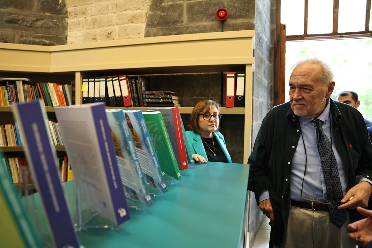 Bugün Prof. Dr. İlber Ortaylı ile Gaziantep 25 Aralık Panorama Müzemizi, Türk Arkeoloji ve Kültürel Miras Enstitüsü'nü gezdik.

Gaziantep savunması ve Antep tarihi ile ilgili çok yeni bilgiler edindik. 

Sağ olsun. İyi ki geldi #Gazi şehrimize.