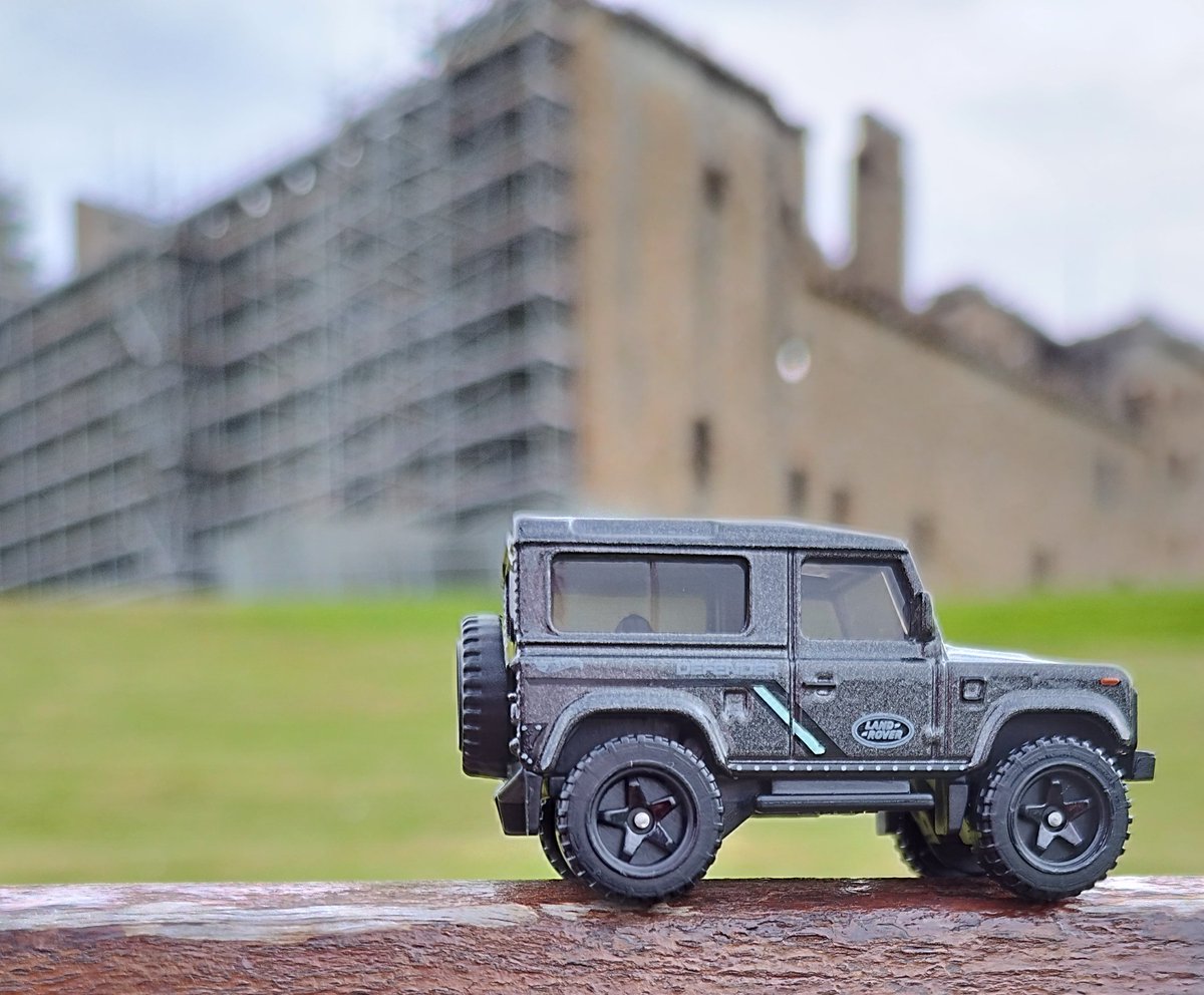 #LinlithgowPalace undergoing some renovations. #hotwheels #LandRoverDefender on standby.