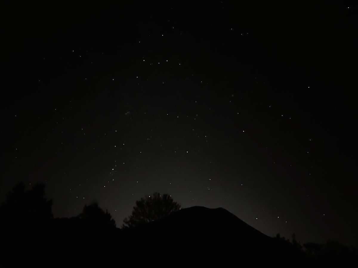 a_ping6782's tweet photo. 羊蹄山と星空 https://t.co/uPns8fnnzt
