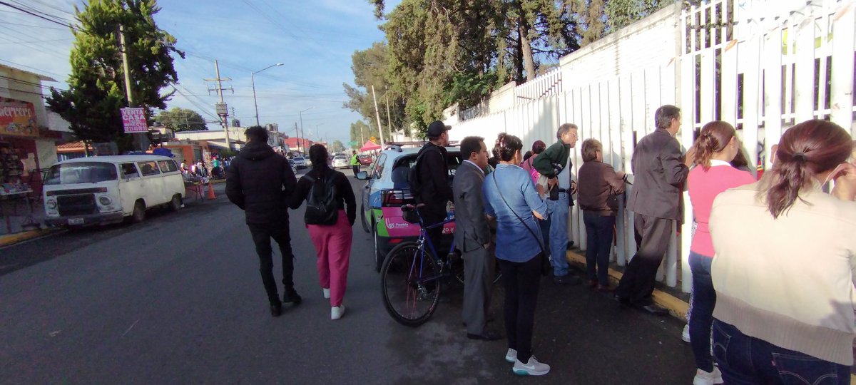 derekcbertiz's tweet photo. En el c.e.p Gustavo díaz Ordaz, ubicado en 3 sur y periférico; se le pide a un oficial mover su unidad por el tema del paso de niños y entrada de escuela y da caso omiso para que lo pueda revisar @PueblaAyto @Gob_Puebla @PC_Estatal @Canal13Puebla @Imagen_Puebla @PueblaenLinea https://t.co/KPiCf6gvy5