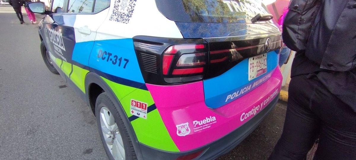 derekcbertiz's tweet photo. En el c.e.p Gustavo díaz Ordaz, ubicado en 3 sur y periférico; se le pide a un oficial mover su unidad por el tema del paso de niños y entrada de escuela y da caso omiso para que lo pueda revisar @PueblaAyto @Gob_Puebla @PC_Estatal @Canal13Puebla @Imagen_Puebla @PueblaenLinea https://t.co/KPiCf6gvy5