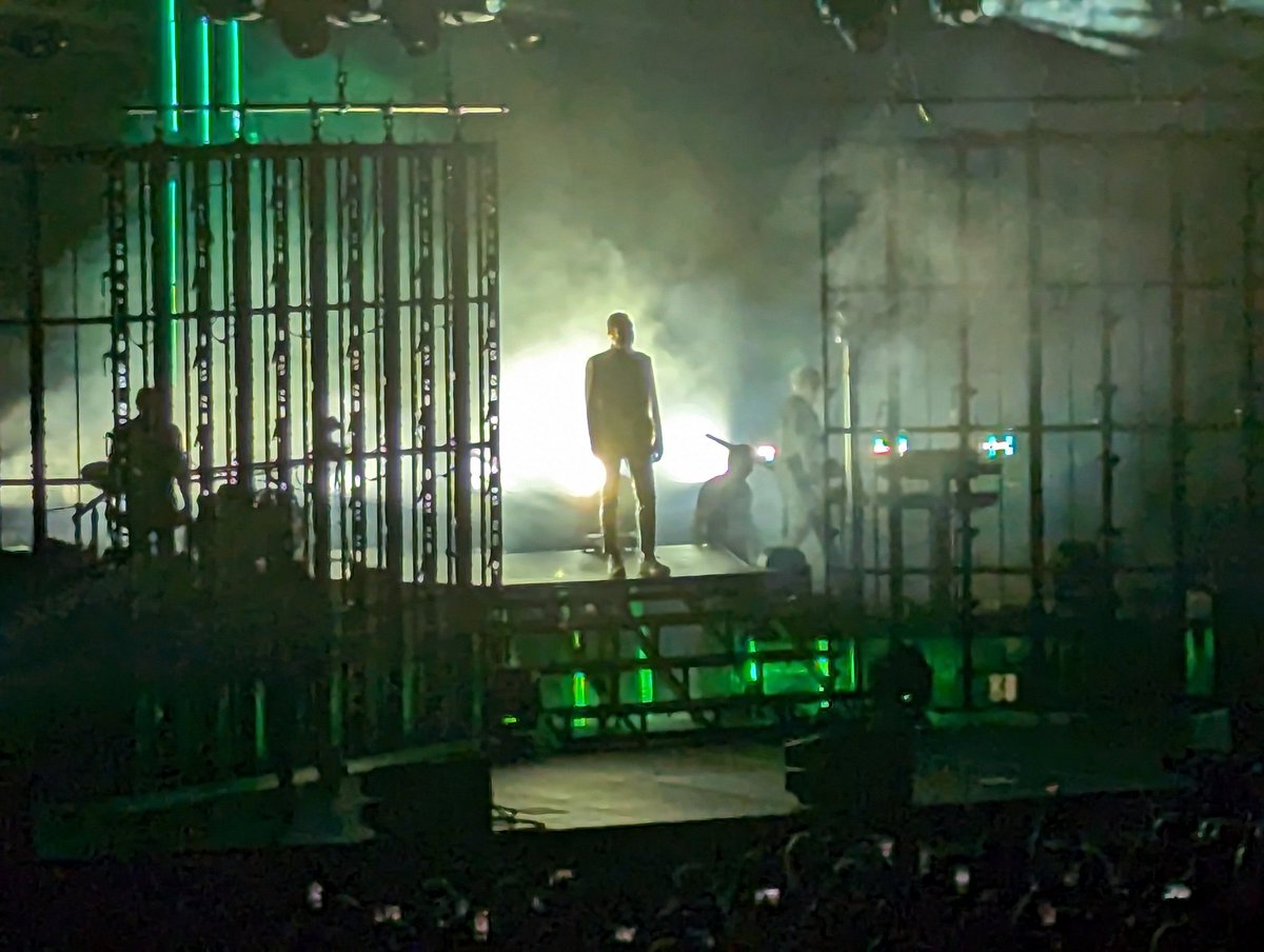 adrienne508's tweet photo. @duranduran @tdgarden Yes! Another fantastic DD show! Thank you! https://t.co/pliUSRKeo4