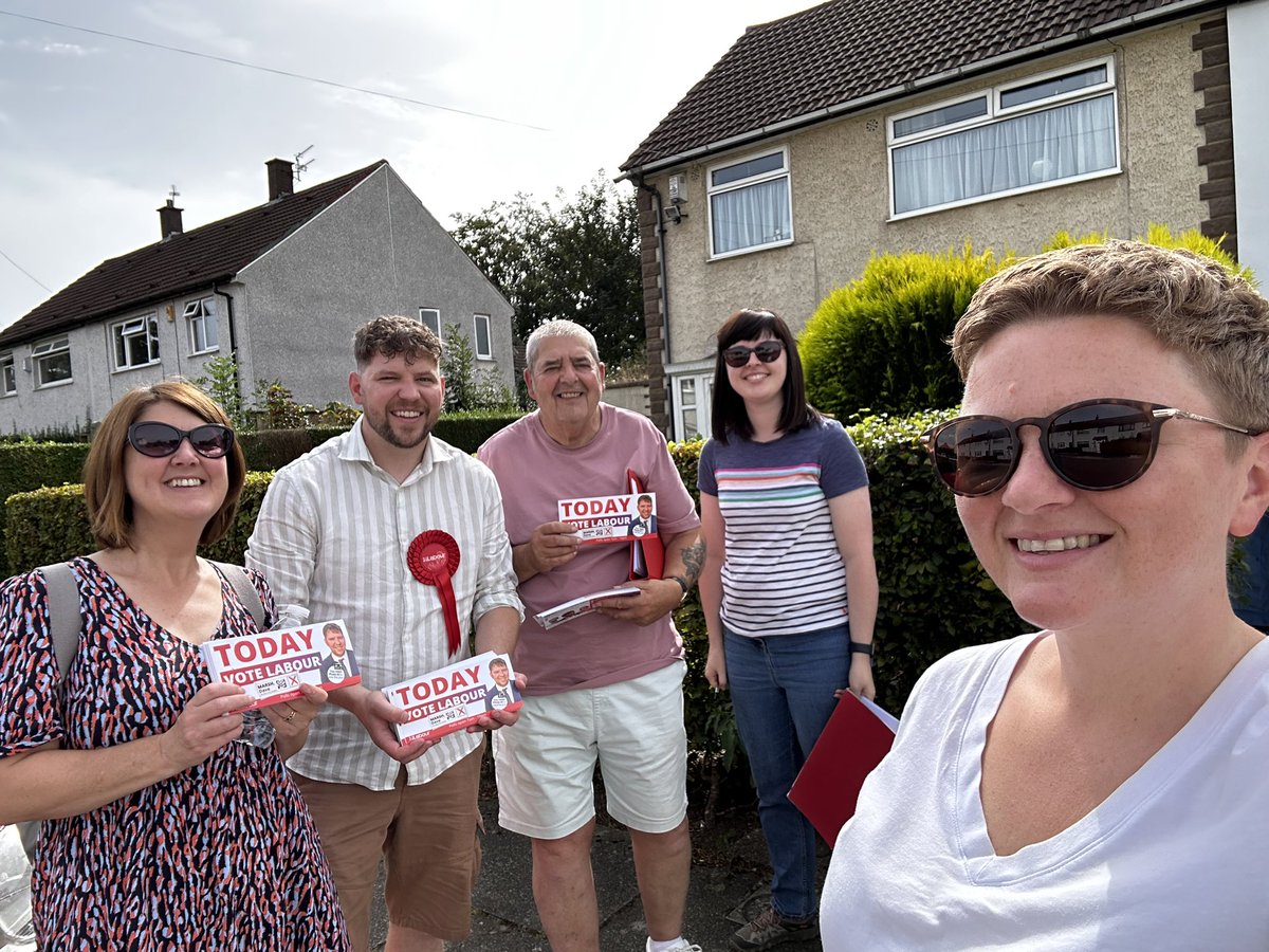 bevcraig's tweet photo. Lots of teams out today in Brooklands for our local by election today. Good luck to @davidgmarsh - a fantastic local candidate who will make an excellent local councillor alongside Councillors Evans and Cooley. 

Polls open til 10pm 🗳️ 🌹 https://t.co/aSUaz67R1J