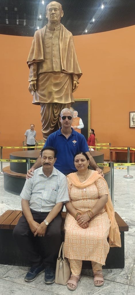 37VManhas's tweet photo. Along with the parents of

CAPTAIN TUSHAR MAHAJAN
Shaurya Chakra 
9 PARA SF #IndianArmy 

who was immortalized fighting terrorists in Kashmir in 2016.
How many of you can guess the location??
#FreedomisnotFree few pay #CostofWar. https://t.co/4oB5kBboA2