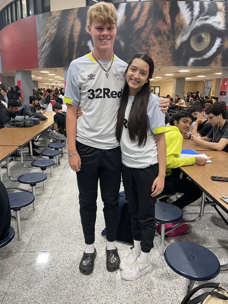THS_Tigers's tweet photo. Are we seeing double?? Yes, because it’s twin day at THS! #TigerPride365 #ThemeDayThursdays #TwinDay https://t.co/09dUIc4LaB