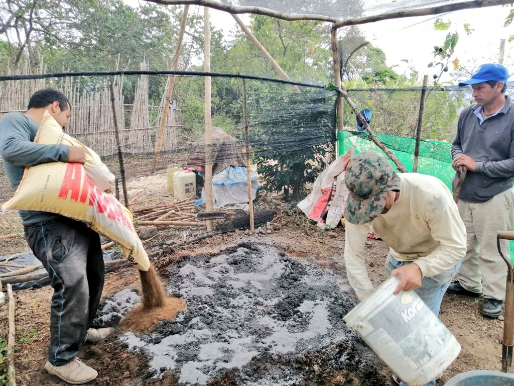 #Loja | Junto a nuestros productores de la parroquia #Changaimina 📍 del cantón Gonzanamá, realizamos la actividad práctica en la elaboración de abonos orgánicos, con el propósito de mejorar la producción de los cultivos y optimizar recursos. 
#NuestroTrabajoContinúa 👨‍🌾👩‍🌾