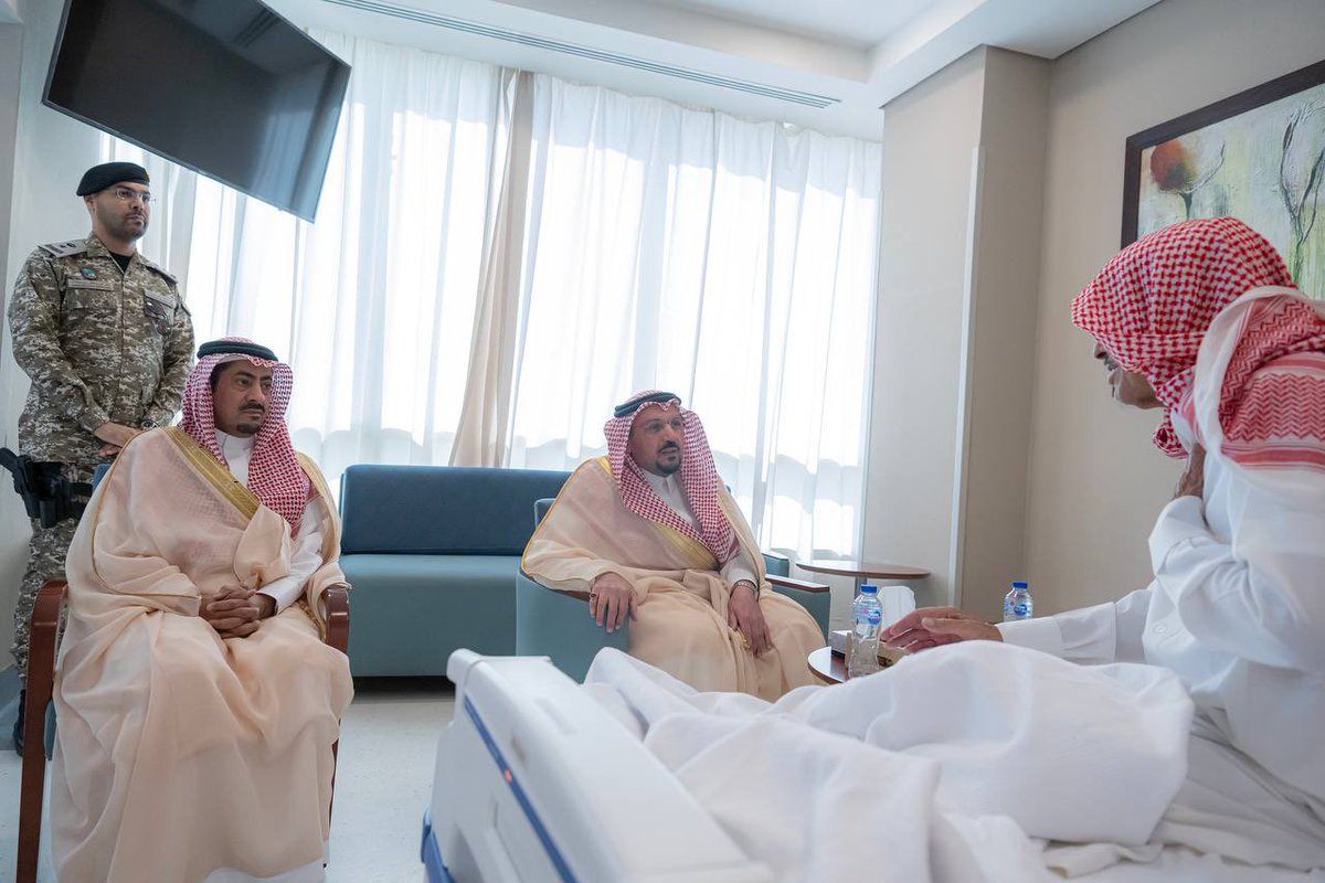 EmarahAlQassim's tweet photo. سأل سموه الله العلي القدير أن يمنَّ عليه بالصحة والعافية..

سمو #أمير_القصيم يطمئن على صحة الشيخ محمد بن جبرين. https://t.co/Blg5jxEONW