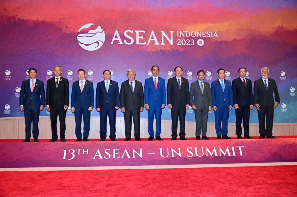 jokowi's tweet photo. Preambul piagam ASEAN dan PBB sama-sama dimulai dengan: we the peoples. Ini artinya rakyat harus terus jadi prioritas. 

Saya mengingatkan hal tersebut di hadapan para pemimpin ASEAN dan juga Sekjen PBB Antonio Guterres saat membuka KTT ke-13 ASEAN-PBB di Ruang Cendrawasih 3, Jakarta Convention Center, hari ini.

Rakyat harus diprioritaskan karena rakyat yang merasakan dampak langsung dari situasi ketidakpastian global, mulai dari perang dan konflik, krisis pangan dan energi, hingga bencana alam. Untuk menangani hal tersebut, diperlukan kolaborasi yang baik antara ASEAN dan PBB. 

Namun, kita menyadari bahwa efektivitas kerja antara ASEAN dan PBB sering kali terkendala oleh dinamika politik yang mengakibatkan lunturnya spirit kerja sama. Oleh karena itu, saya mengajak para pemimpin negara ASEAN dan PBB untuk bersama mengusung agenda pembangunan yang lebih adil bagi negara berkembang termasuk hak untuk maju dan sejahtera.