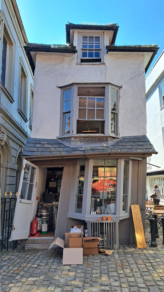 Full_3nglish's tweet image. Market Cross House built c.1718 in #Windsor in #Berkshire #SL4, known as the crooked house of Windsor is situated on Queen Charlotte Street, officially the shortest street in Britain.