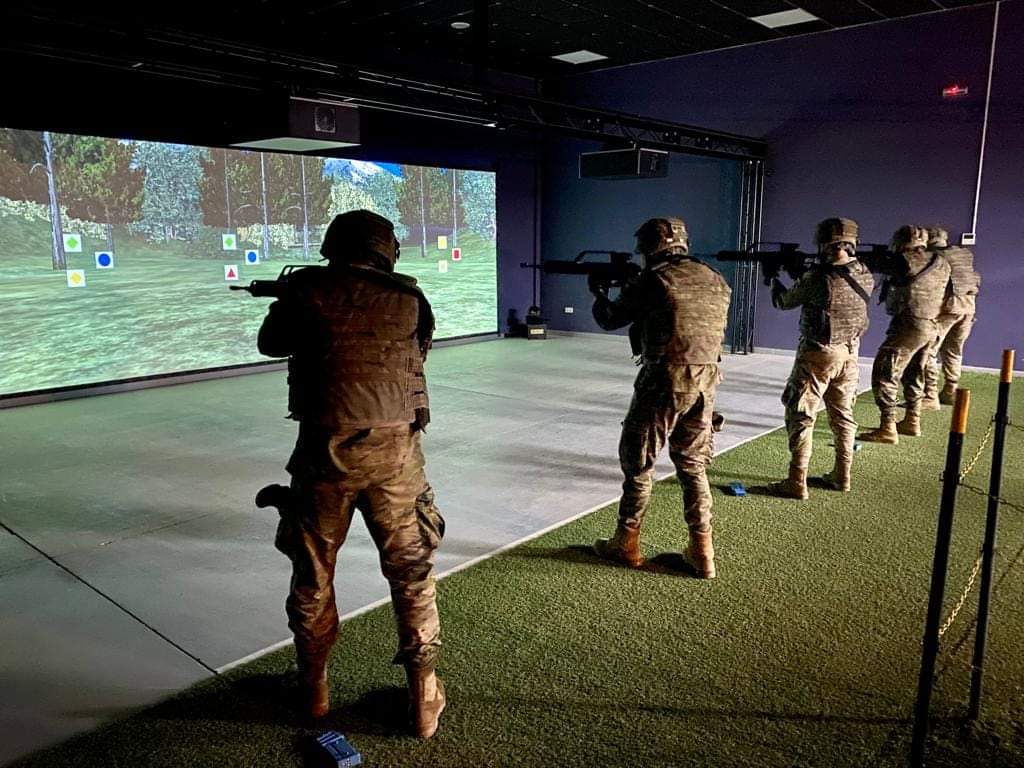 FUTER_ET's tweet photo. El #RI2 de la #BrigadaGuzmánelBueno perfecciona su nivel de I/A en el empleo de armamento y diferentes sistemas de armas en dotación en el Regimiento, utilizando los medios de simulación disponibles en la Unidad #SedFuertesenlaGuerra https://t.co/YYWDMXnQGX